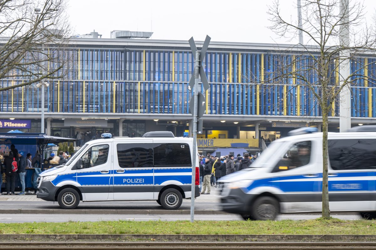 Nach den Vorfaellen rund ums Eintracht-Spiel gegen Hertha BSC kommt ein neuer Fall ans Licht. Auf der Hamburger StraÃŸe gab es Stress!