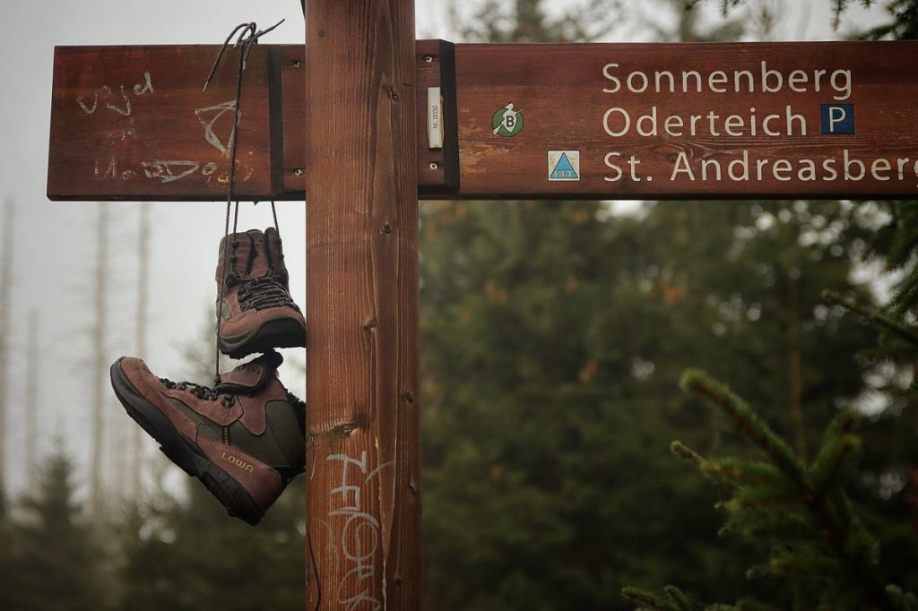 Schuhe am Wegweiser. Was es nicht so alles gibt im Harz...