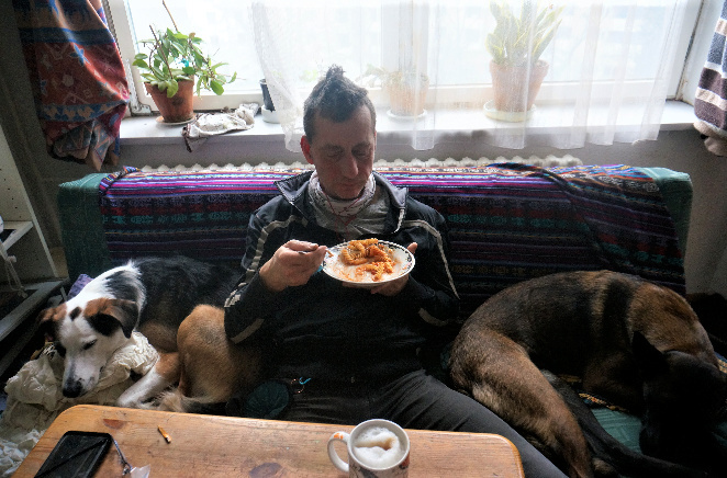 Das aktuelle Foto zeigt nach Angaben des Landeskriminalamtes Niedersachsen mit sehr hoher Wahrscheinlichkeit Burkhard Garweg zwischen zwei Hunden auf dem Sofa sitzend und essend. 