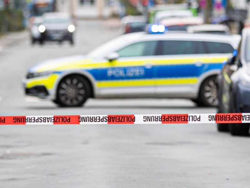 Nienburg in Niedersachsen: Polizei erschießt Mann nach Messer-Angriff - Beamtin angeschossen.