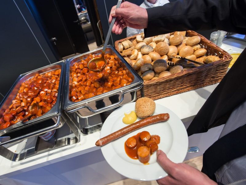 Es gibt Dinge, die darfst du eigentlich nicht ändern. Die VW-Currywurst gehörte immer zum festen Pausen-Snack der Presse-Leute beim VfL-Spiel. Bis jetzt!
