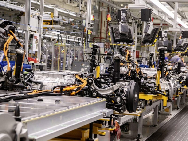 Bei VW in Emden hat es einen tragischen Arbeitsunfall gegeben. Ein Mitarbeiter kam bei dem Unglück am Dienstag ums Leben.