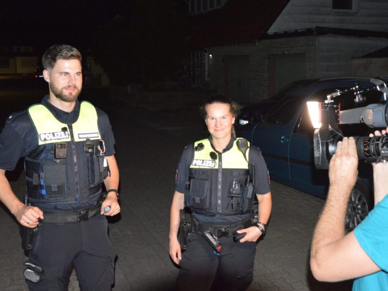 Michael und Lisa von der Polizei Salzgitter wurden über mehrere Schichten von einem Kamerateam begleitet.