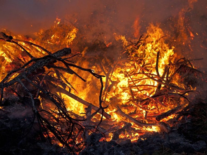 Das traditiionelle Osterfeuer kann für einige zur Todesfalle werden.