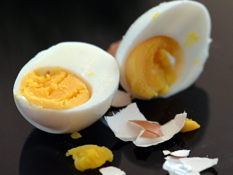 Der Eier-Konsum geht pünktlich zu Ostern auch in Thüringen alljährlich durch die Decke. Dabei solltest du auf einige Dinge achten, bevor du dein Ei isst.