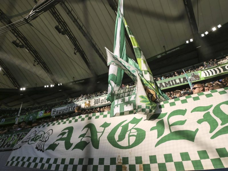 Nach dem Spiel des VfL Wolfsburg sind ein Mann aus Helmstedt und sein Sohn durch die Hölle gegangen. (Symbolbild)