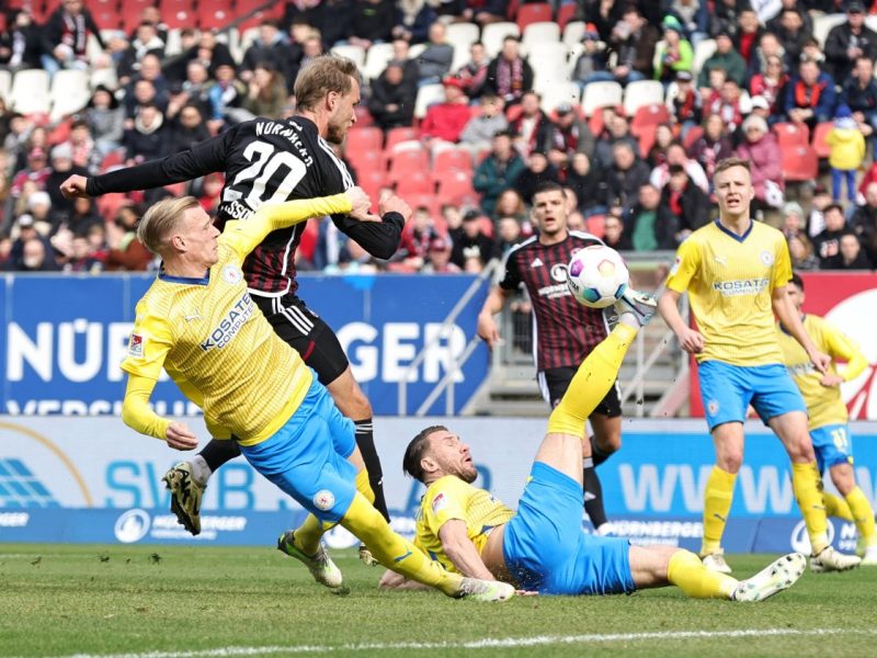 Für Saulo Decarli (links) läuft die Saison bei Eintracht Braunschweig alles andere als rund...