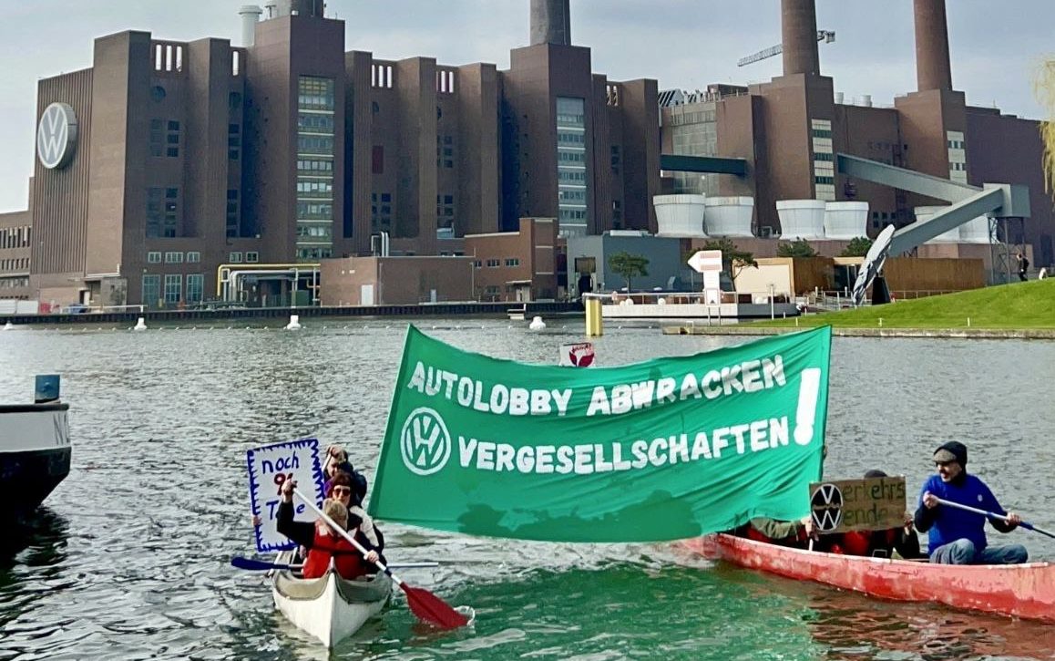 Sonntägliche Aktion in Wolfsburg: Klima-Aktivisten haben einmal mehr gegen Volkswagen und die Auto-Industrie protestiert. Mit dabei: Ein VW-Mitarbeiter!