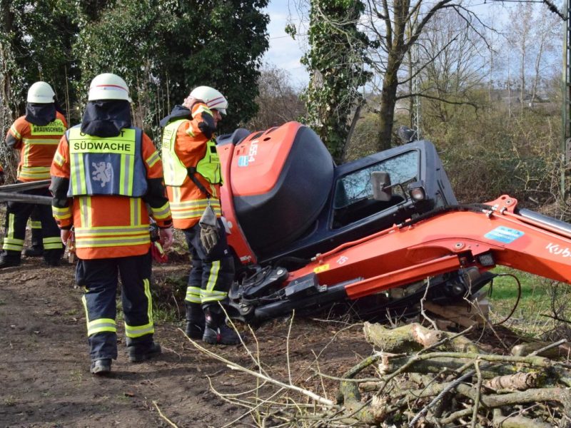 Der Bagger landete bei dem Unfall in Braunschweig auf den Beinen seines Fahrers.