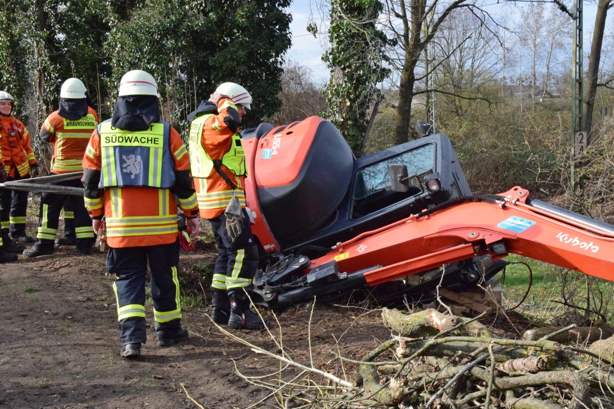 Der Bagger landete bei dem Unfall in Braunschweig auf den Beinen seines Fahrers.