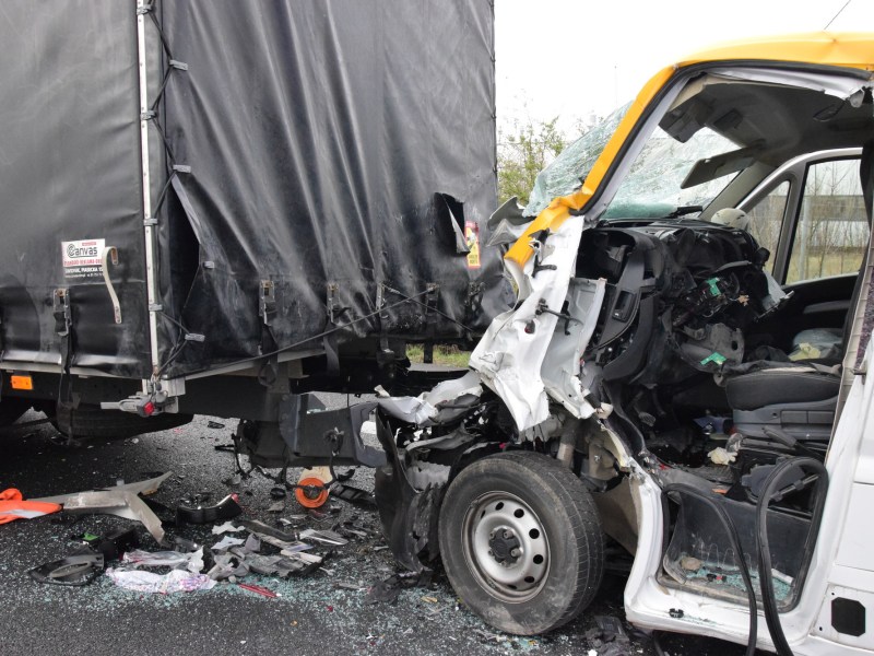 Ein Transporterfahrer krachte mit voller Wucht auf seinen Vordermann.