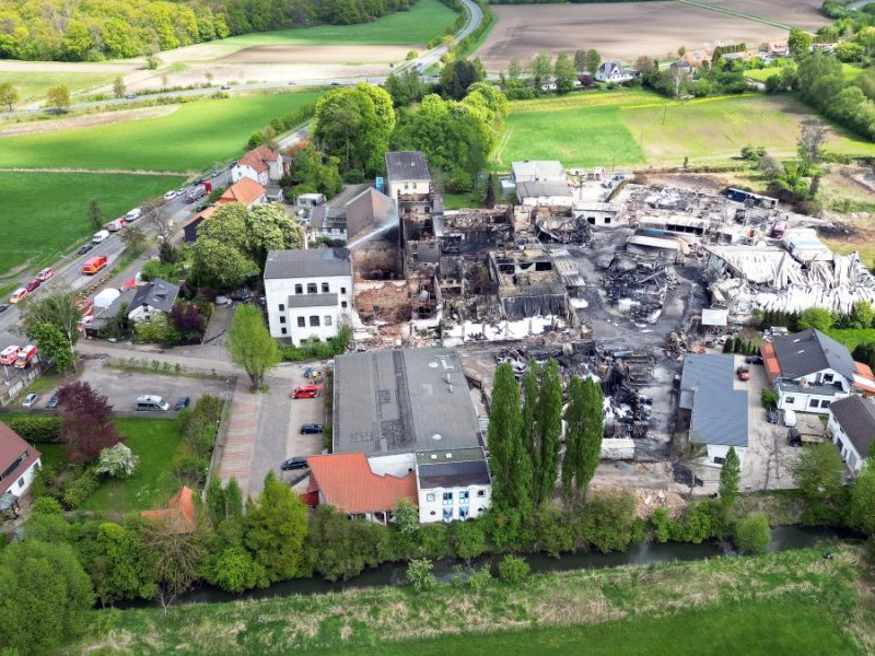 Blick auf das Areal nach einem Großbrand in einem Braunschweiger Industriegebiet. Der Brand in einer Firma für Sprayprodukte in Braunschweig beschäftigt die Einsatzkräfte weiter.