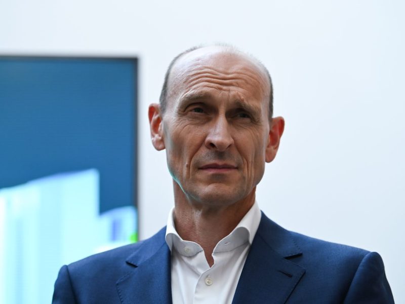 Ralf Brandstätter, Vorstandsmitglied bei Volkswagen und Leiter des China-Geschäfts, spricht vor Journalisten. Volkswagen stellte vor der Automesse in Peking seine Ziele für China vor.