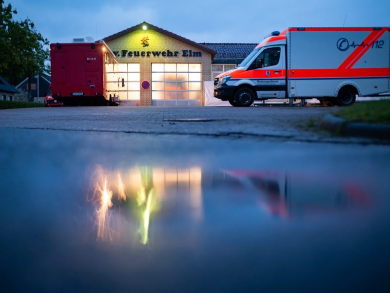 Seit Tagen wird ein kleiner Junge in Niedersachsen vermisst. In der Nacht soll eine andere Strategie zum Einsatz kommen bei der Suche.