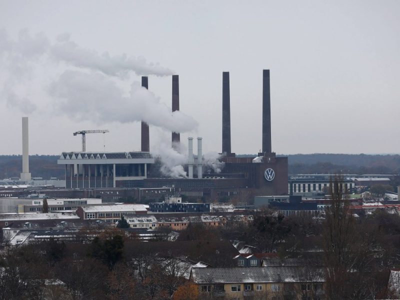 Über Wolfsburg wird bald ein Flugzeug kreisen. (Archivbild)