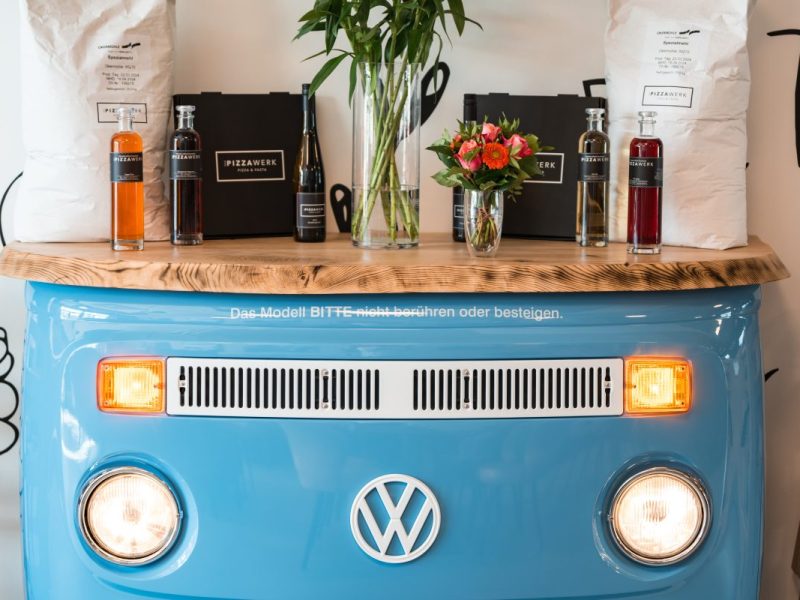 Der automobile Kontext des Campus lässt sich indes auch in unaufdringlichen Interieur-Highlights ablesen.