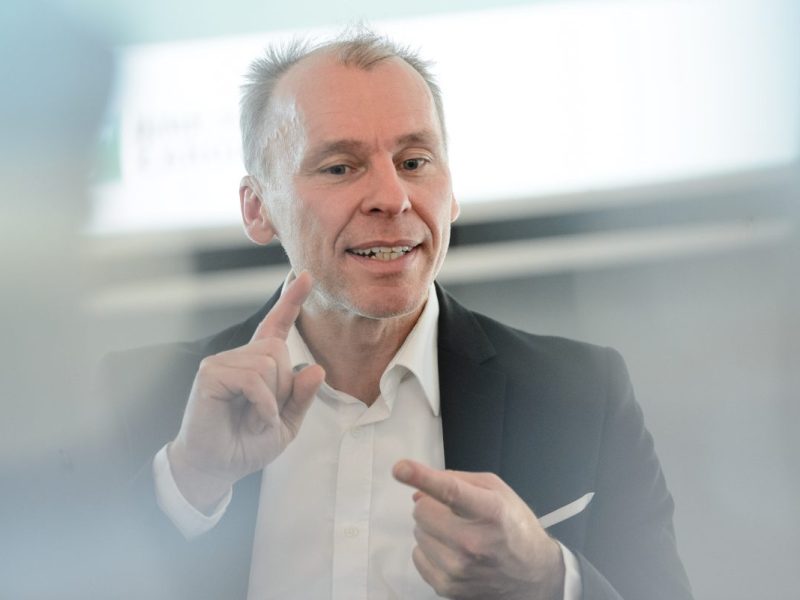 Stefan Bratzel, Direktor des Center of Automotive Management der Fachhochschule Bergisch Gladbach, spricht bei einem Branchentag über den Mobilitätswandel.