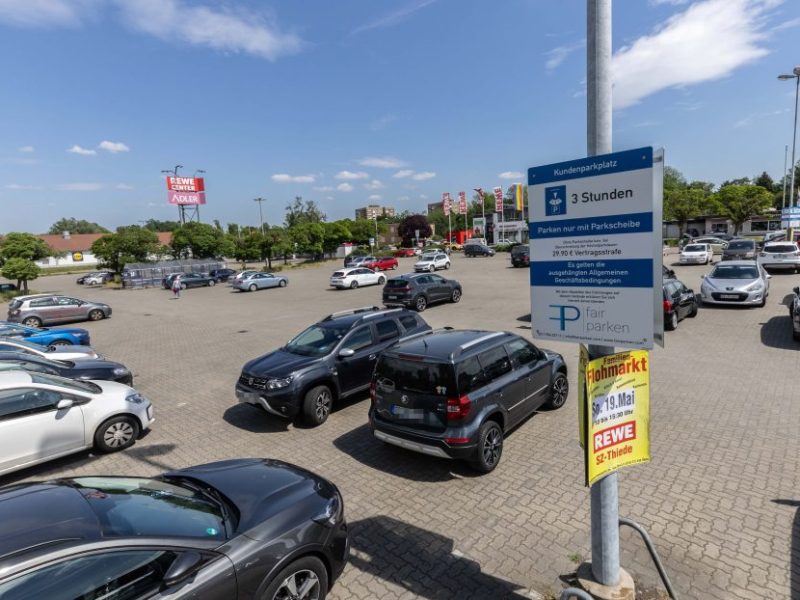 Auch der Rewe in Salzgitter-Thiede lässt seinen Parkplatz bewachen. Dass das nicht allen gefällt, ist keine Überraschung.