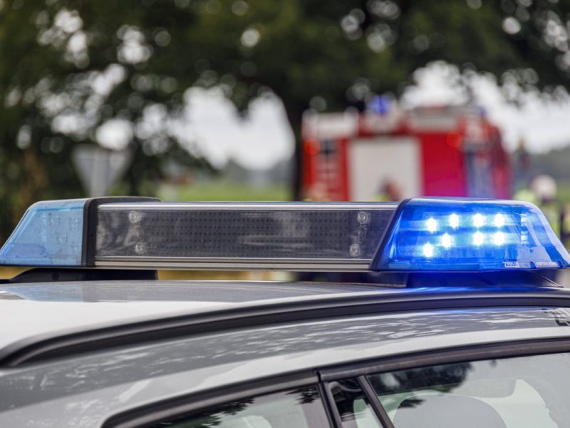 Im Landkreis Gifhorn ist ein Motorradfahrer mit einem VW-Testwagen zusammengekracht.