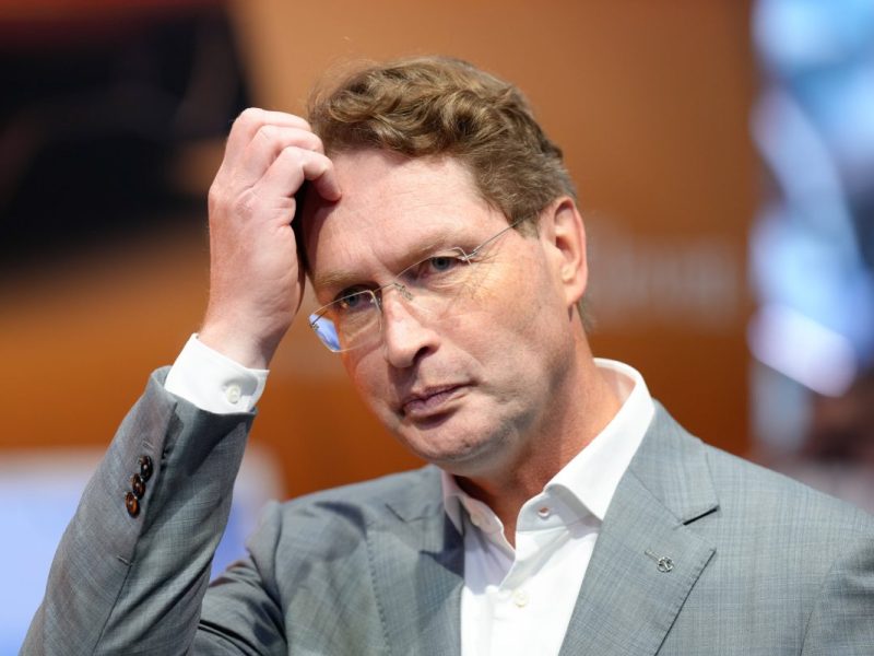 Mercedes-Chef Ola Källenius zieht die E-Reißleine.