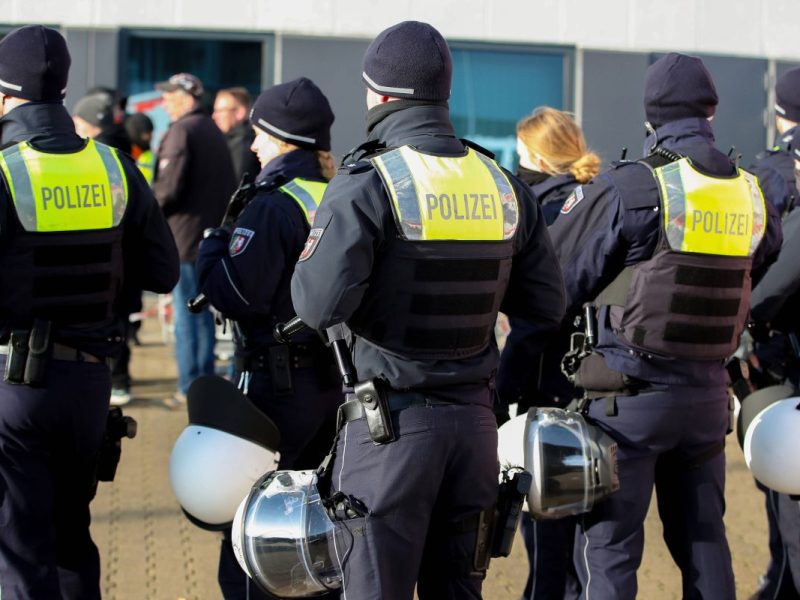 Bei einer Großrazzia hat die Polizei mehrere Postbankfilialen durchsucht. (Symbolbild)