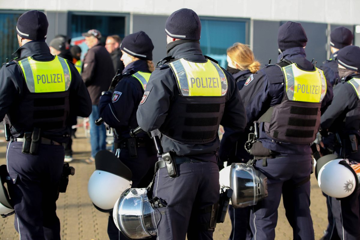 Bei einer Großrazzia hat die Polizei mehrere Postbankfilialen durchsucht. (Symbolbild)