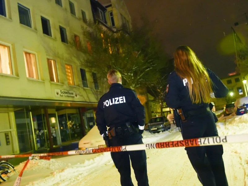 Polizisten sperren einen Tatort in der Innenstadt von Peine ab. Bei einem Überfall an der eigenen Wohnungstür ist eine 83-Jährige tödlich verletzt worden.