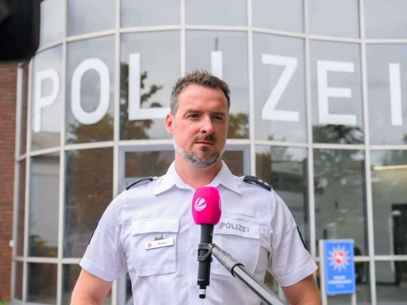 Nach bisherigen Polizeiermittlungen war sie am Sonntag durch die Luke in den Container geklettert und hatte sich dabei den Hals eingeklemmt, wie Polizeisprecher Malte Jansen sagte.
