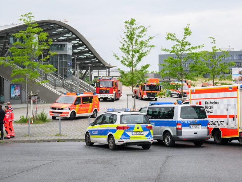 Rettungskräfte von Feuerwehr, Rettungsdiensten und Polizei stehen am Bahnhof Messe Ost. Ein leere Stadtbahn war am Mittag auf eine mit zahlreichen Fahrgästen besetze Stadtbahn aufgefahren. Die Feuerwehr hat das Alarmstichtwort Massenanfall von Verletzten ausgelöst.