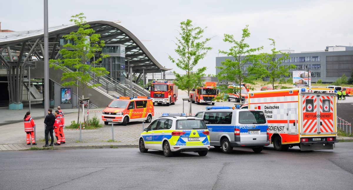 Rettungskräfte von Feuerwehr, Rettungsdiensten und Polizei stehen am Bahnhof Messe Ost. Ein leere Stadtbahn war am Mittag auf eine mit zahlreichen Fahrgästen besetze Stadtbahn aufgefahren. Die Feuerwehr hat das Alarmstichtwort Massenanfall von Verletzten ausgelöst.