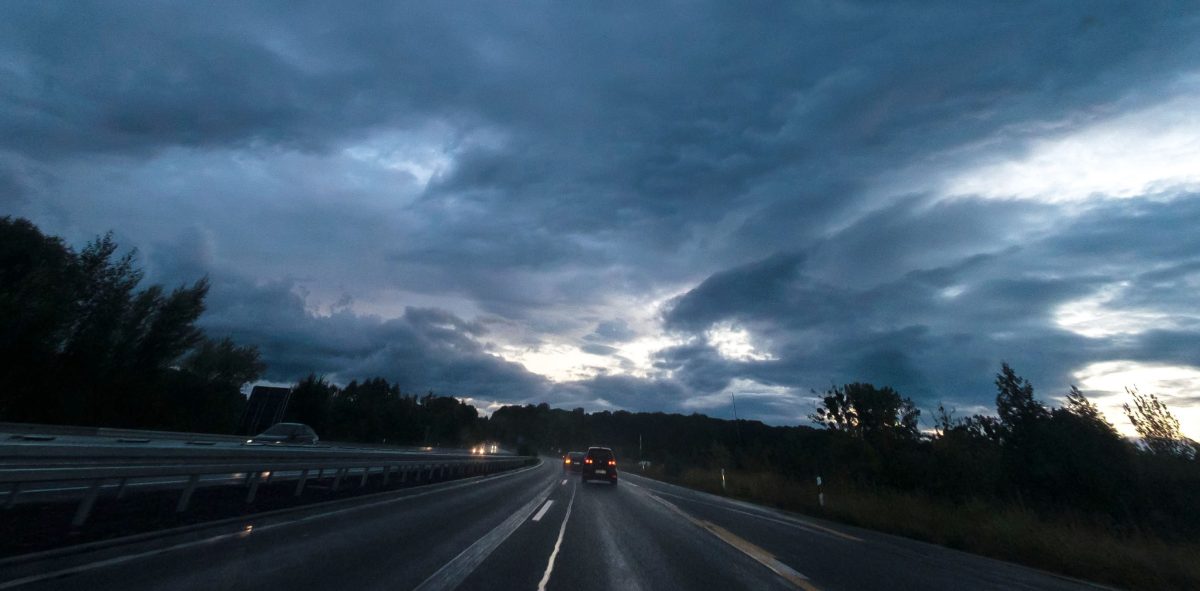 Dunkle Regenwolken sind am Himmel über der A2 bei Braunschweig zu sehen.