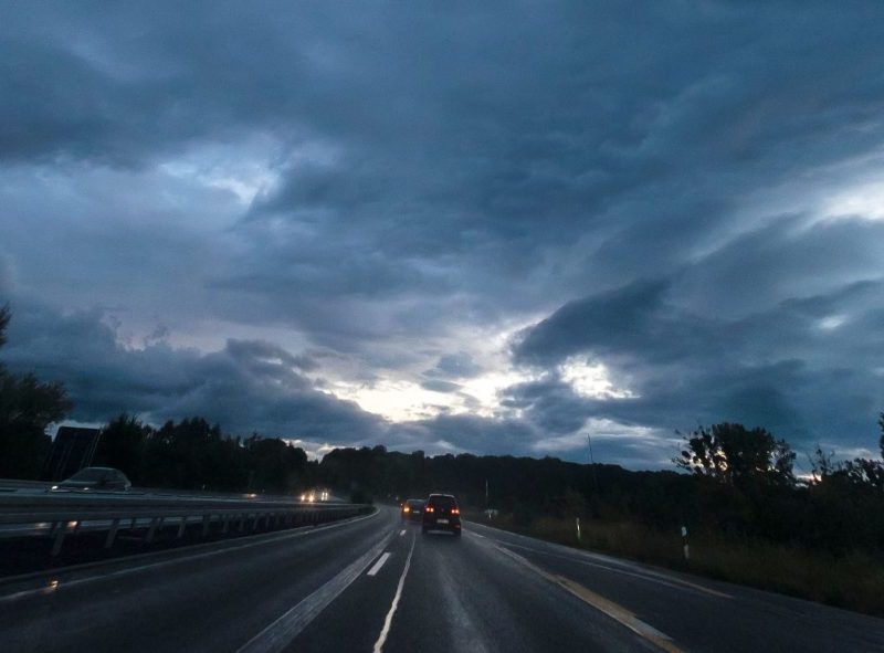 Dunkle Regenwolken sind am Himmel über der A2 bei Braunschweig zu sehen.
