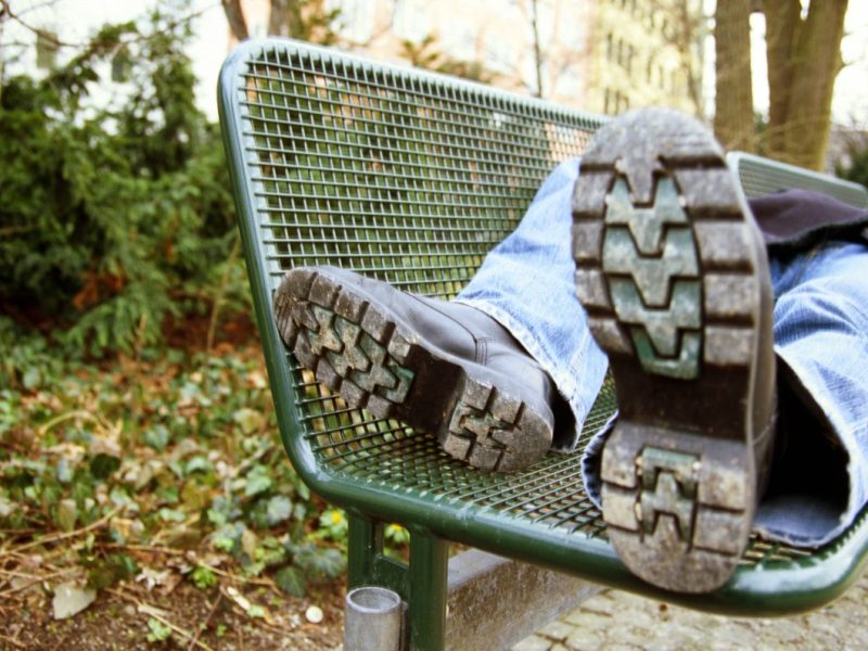 Freunde entdecken ihrem Kumpel auf einer Parkbank. Der Obdachlose schwebt in Lebensgefahr. Die Polizei schleißt ein Gewaltdelikt nicht aus.