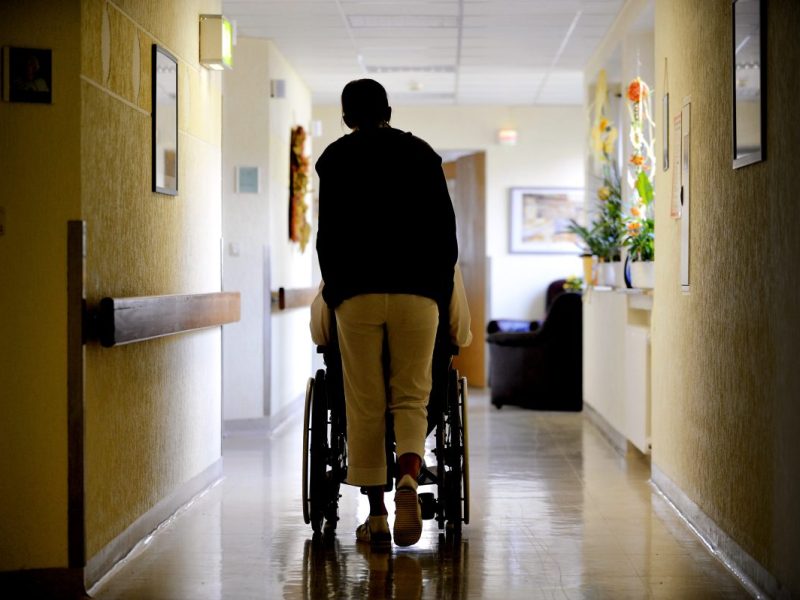 Trauer und Angst in einem Pflegeheim in Niedersachsen. Tödliche Viren sind im Umlauf.