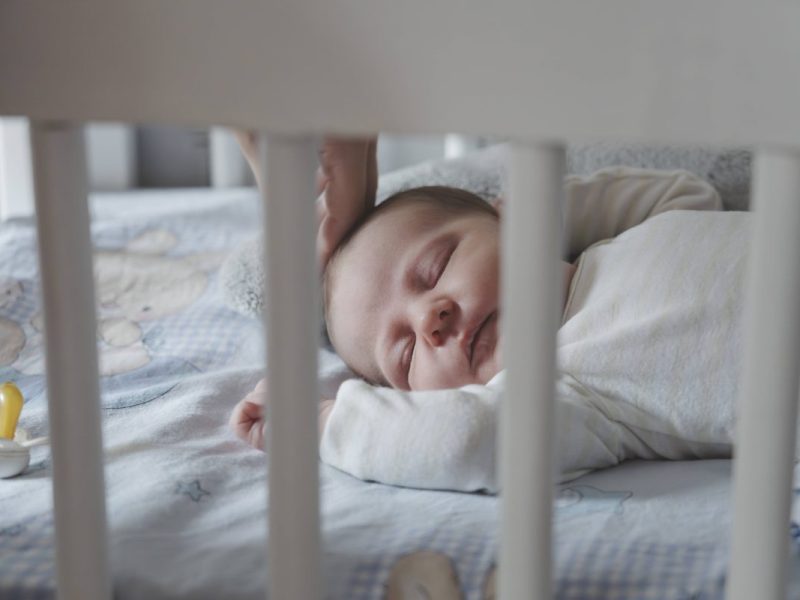 Baby schlafend im Kinderbett