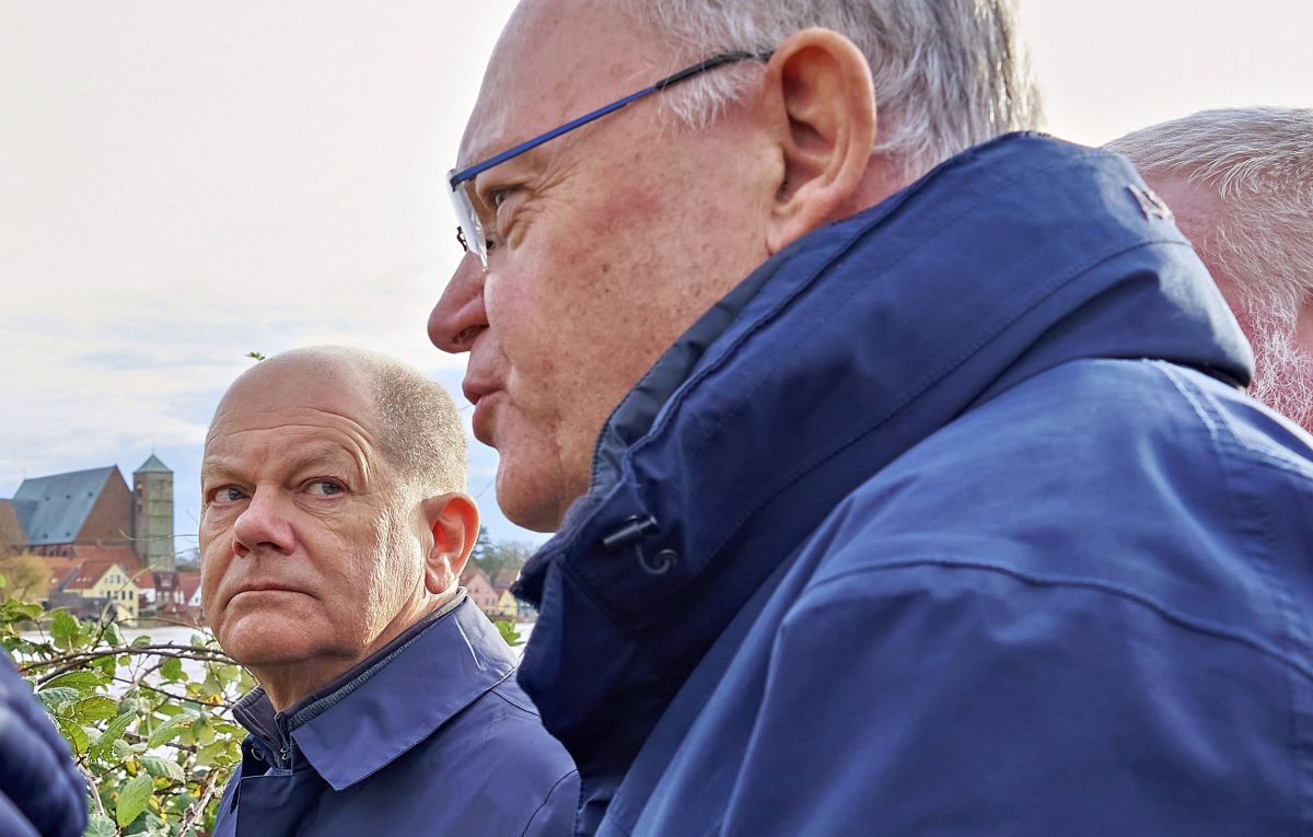 Olaf Scholz (Bundeskanzler) und Stephan Weil (Ministerpräsident von Niedersachsen) beim Besuch des Hochwassergebiets an der Aller.