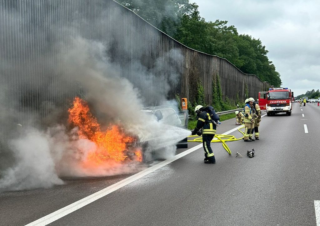 Zur Brandbekämpfung wurde ein Trupp unter Atemschutz und Vornahme einer Leitung eingesetzt.