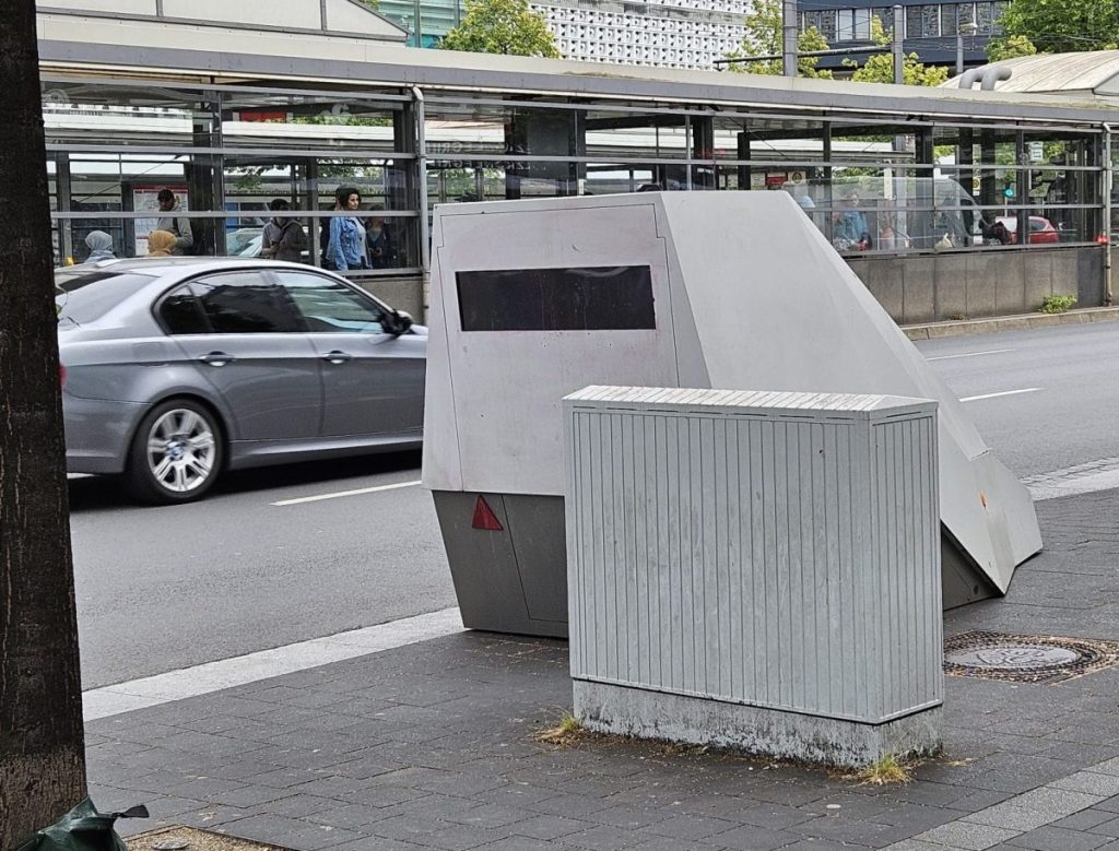 Schon am Freitag hatte die Stadt Braunschweig am vielbefahrenen Bohlweg diesen Blitzer-Anhänger aufgestellt. Wie viele Raser dem wiederum ins Netz gegangen sind, war zunächst unklar.