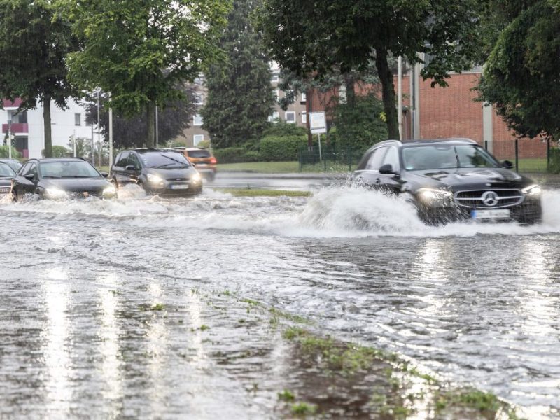 Auch auf der Ludwig- Erhard-Straße in Salzgitter staute sich mal wieder ordentlich Wasser.