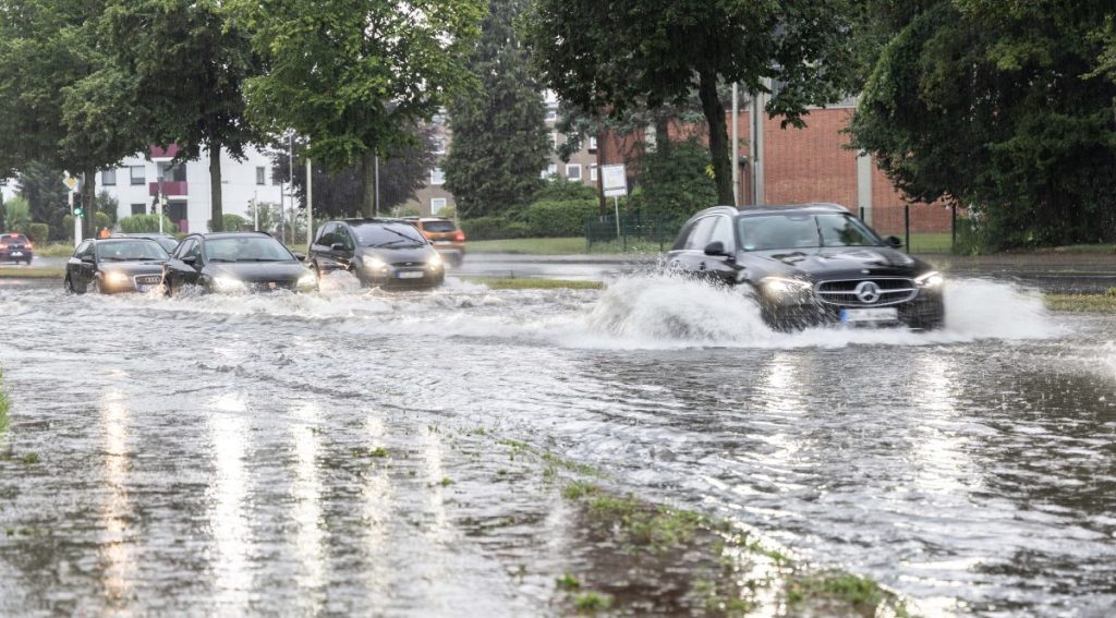 Auch auf der Ludwig- Erhard-Straße in Salzgitter staute sich mal wieder ordentlich Wasser.