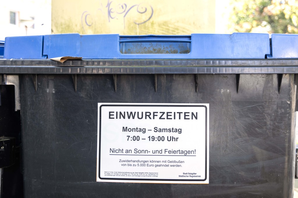 Papiertonne Hinweisschild