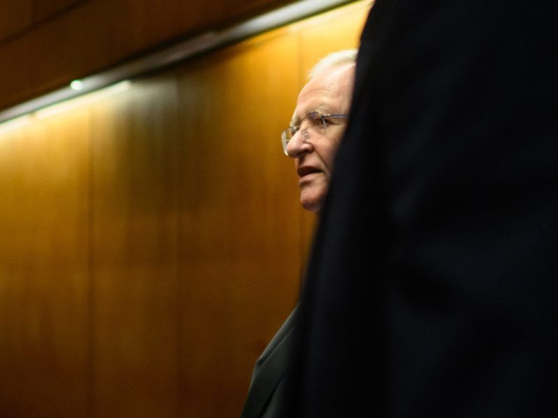 Wird es wieder nichts mit dem Prozess gegen Ex-VW-Chef Winterkorn? Offenbar macht erneut sein Knie größere Probleme...