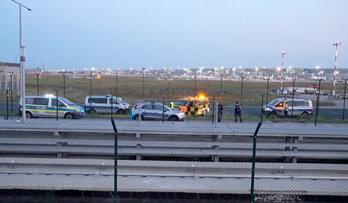 Klima-Aktivisten legen aktuell den Flughafen Frankfurt lahm. Die Polizei ist vor Ort.