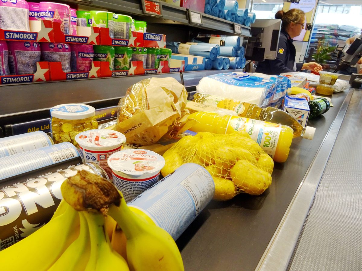 Ein Lidl-Mitarbeiter macht Kunden auf einen Kassen-Fehler aufmerksam.