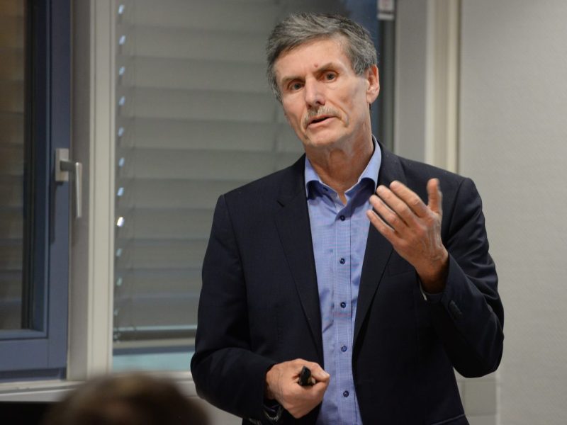 Prof. Dr. Ferdinand Dudenhöffer macht die Politik für die schlimme Lage bei Volkswagen verantwortlich. (Archivbild)