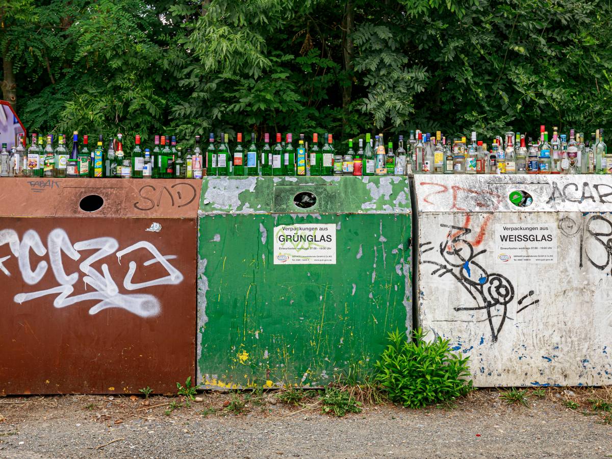 überfüllter Altglascontainer