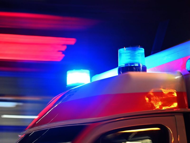 Am frühen Morgen nietet ein Autofahrer in Wolfsburg einen Fußgänger um. Schlimm genug. Dann wird es aber noch schlimmer.