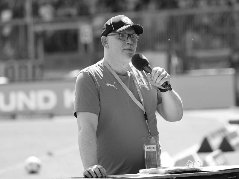 Fußball-Zweitligist Eintracht Braunschweig steht unter Schock! Der langjährige Stadionsprecher Stefan Lindstedt ist verstorben.