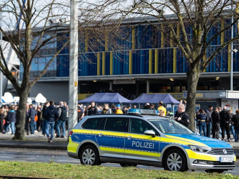 Nach einem Spiel von Eintracht Braunschweig eskaliert die Situation hinterm Stadion. Auch sechs Monate später sucht die Polizei nach Beteiligten.