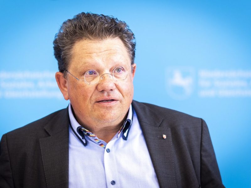 Andreas Philippi (SPD), Sozial- und Gesundheitsminister von Niedersachsen, spricht auf einer Pressekonferenz. (